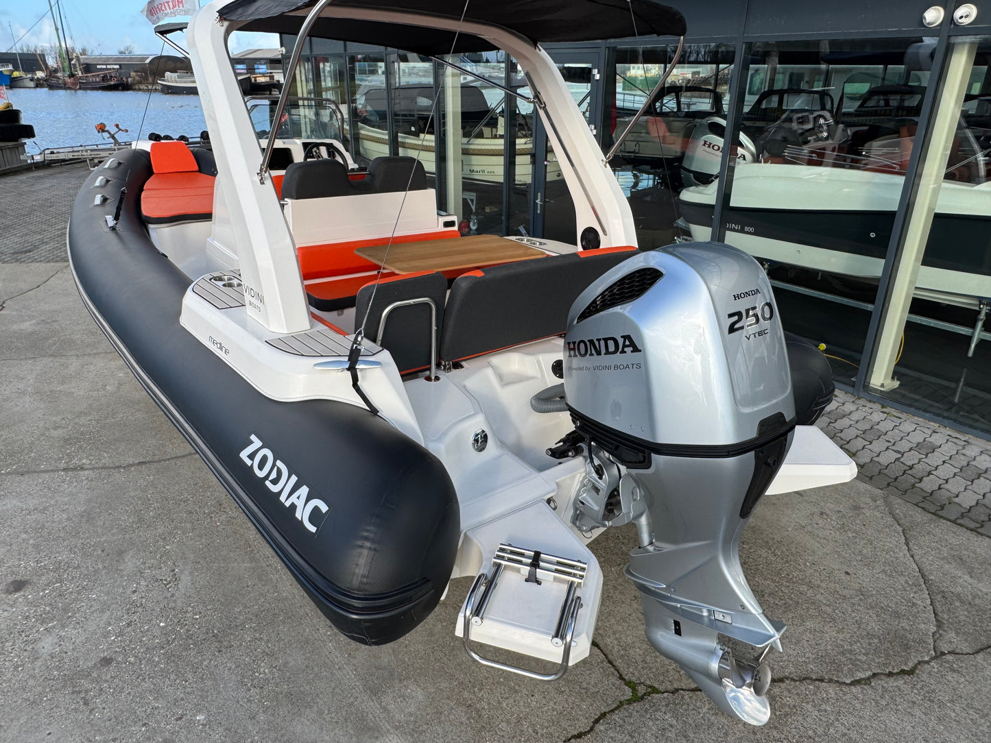 Zodiac Medline 7.5 met Honda 250pk Full options Als nieuw