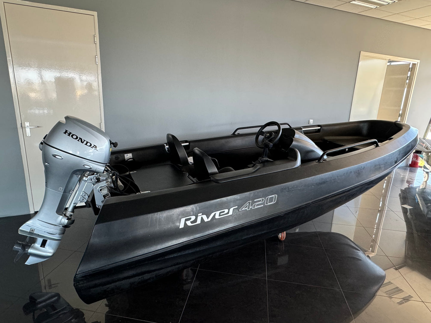 Jong gebruikte River 420 XR Black met Honda 10pk