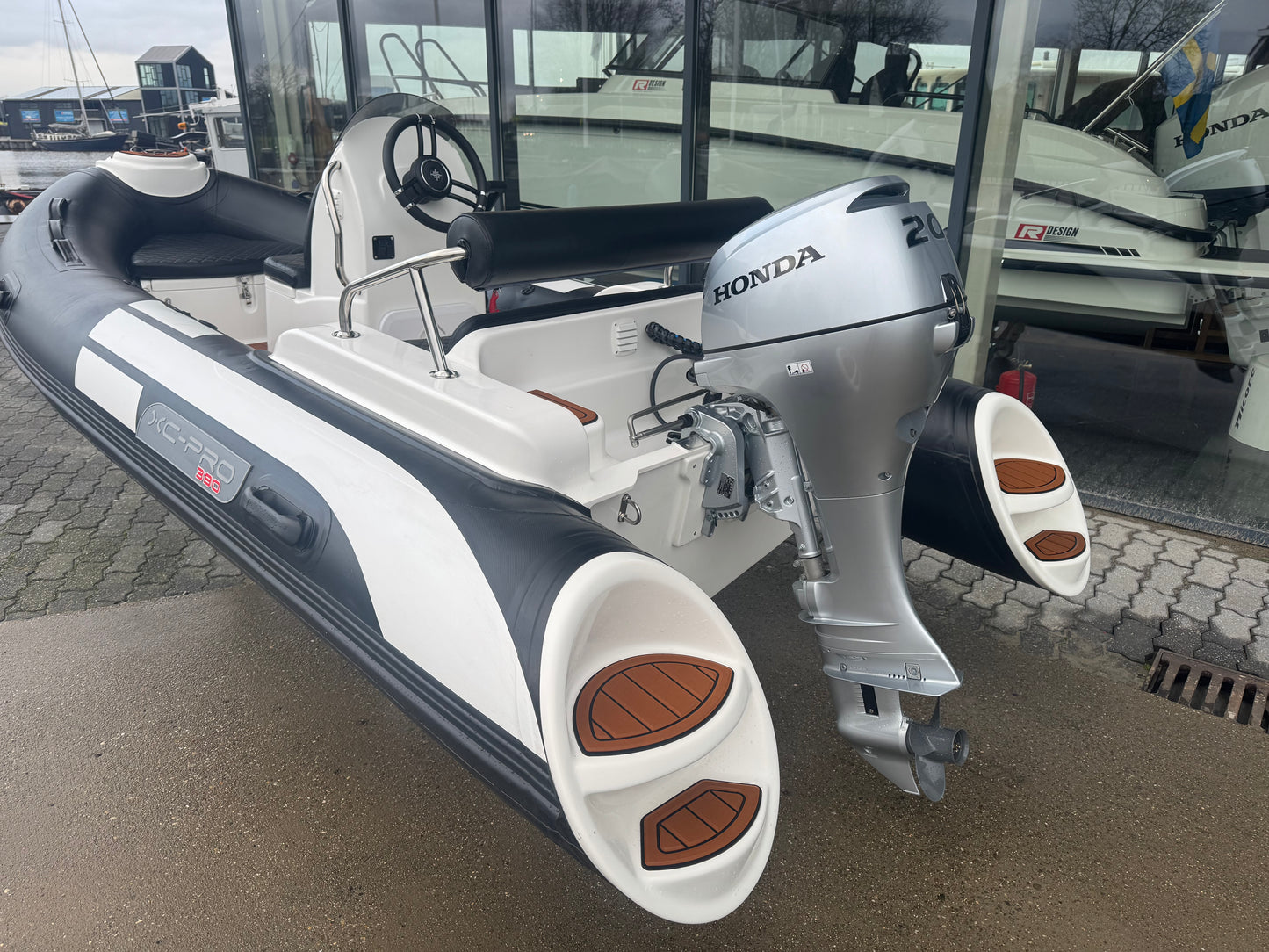 Xc pro 390 Deluxe met Honda 20pk tender